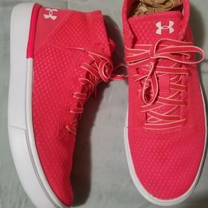 Under Armour tennis shoes size 4Y or 6 women's